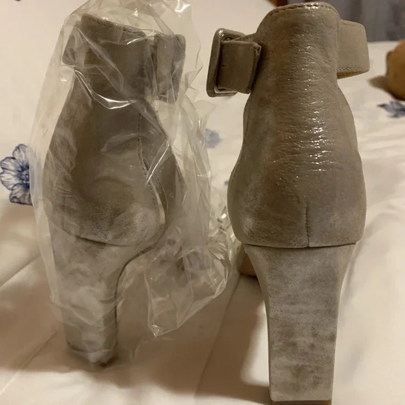 Elegant Silver Women's Sandals - Picture 2 of 4